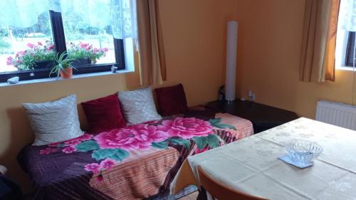 um quarto com duas camas e uma mesa e uma janela em Ralsko - Hradčany em Hradčany