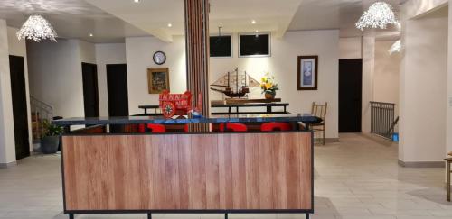 a lobby with a table and red chairs at LOP Inn San Jose Aeropuerto - Costa Rica in Ciudad Cariari