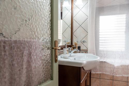 La salle de bains est pourvue d'un lavabo et d'une douche. dans l'établissement Appartamento Le Rondini, à Siculiana