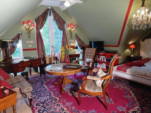 ein Wohnzimmer mit Tisch und Stühlen und einer Couch in der Unterkunft Gästehaus "Villa am Eggenbach" Familie Heiss in Eggenbach