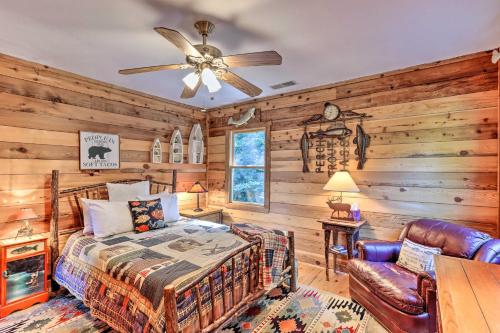 Легло или легла в стая в Cozy Brasstown Cabin Deck, Grill and Kayaks!