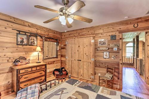1 dormitorio con paredes de madera y ventilador de techo en Cozy Brasstown Cabin Deck, Grill and Kayaks!, en Brasstown
