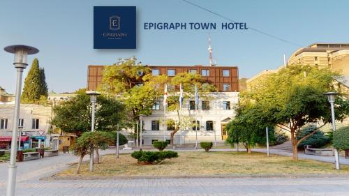 EPIGRAPH Design Hotel في تبليسي: مبنى في وسط شارع به اشجار