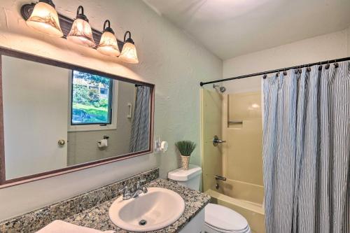 Ένα μπάνιο στο Stunning Dillard Home with Yard in Sky Valley!