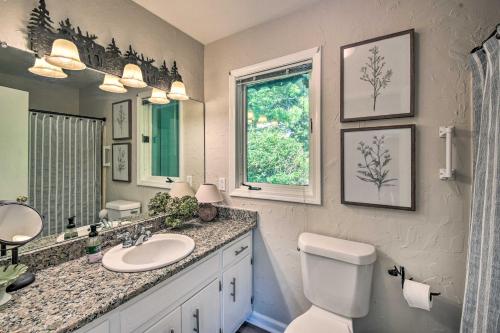 Ένα μπάνιο στο Stunning Dillard Home with Yard in Sky Valley!