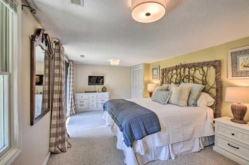 Un dormitorio con una cama grande y una ventana en Stunning Dillard Home with Yard in Sky Valley!, en Dillard