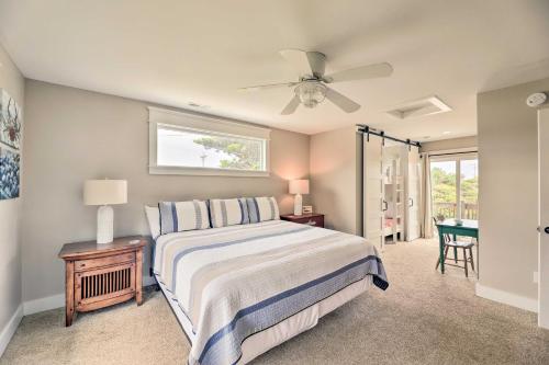 - une chambre avec un lit et un ventilateur de plafond dans l'établissement Bright Emerald Isle Home - Walk to the Beach!, à Emerald Isle