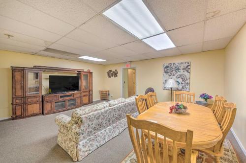 Galeriebild der Unterkunft Downtown Rochelle Apt - Walk to Restaurants! in Rochelle