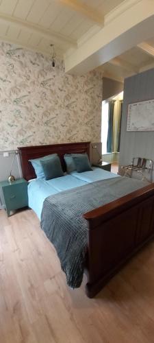 um quarto com uma cama grande num quarto em B en B Op Steendam, Het Voorhuis em Steendam