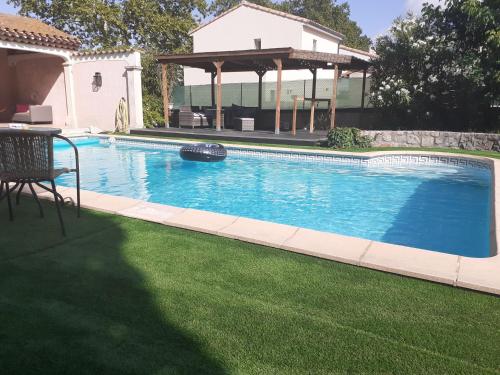 una piscina in un cortile con gazebo di superbe grand studio tout confort avec exterieur a Poussan
