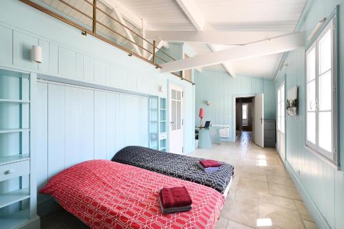 a bedroom with a bed with a red blanket at Villa Mer 4 Etoiles - 90 M de la mer Sea and Mountain Pleasure in Sainte-Marie-de-Ré