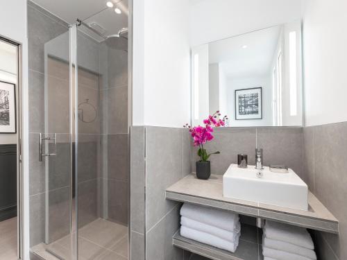 une salle de bain avec un lavabo et une douche dans l'établissement LivinParis - Luxury 2 Bedrooms Opera I, à Paris