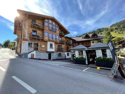 um edifício com uma placa à frente numa rua em Schindler em Sankt Anton am Arlberg