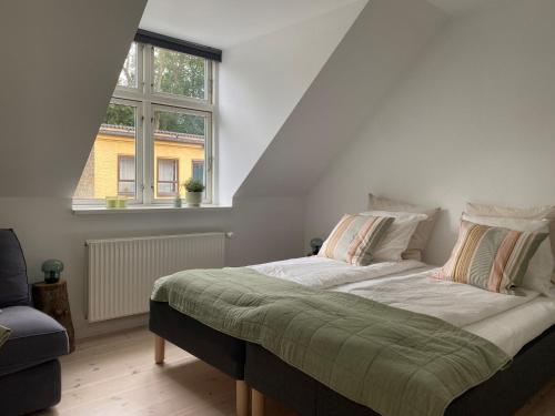 ein großes Bett in einem Zimmer mit Fenster in der Unterkunft ApartmentInCopenhagen Apartment 1470 in Kopenhagen