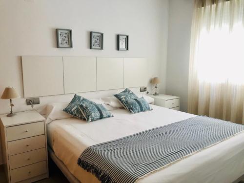 a bedroom with a large bed with two pillows at El Rincón Azul Benicasim centro in Benicàssim