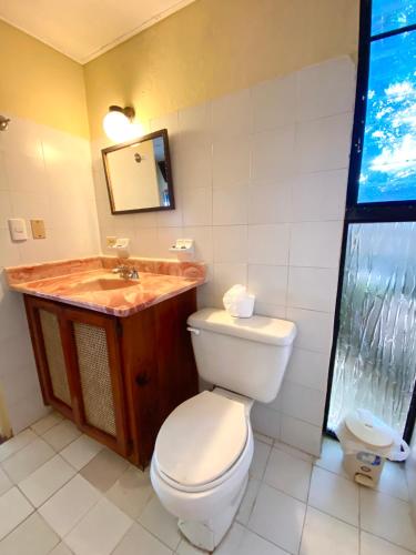 Ein Badezimmer in der Unterkunft Hotel Alegria