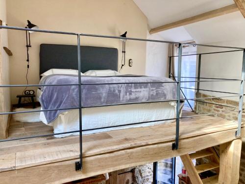 - une chambre avec des lits superposés sur une plate-forme en bois dans l'établissement Le Nid de la Breizhidence, à Combourg