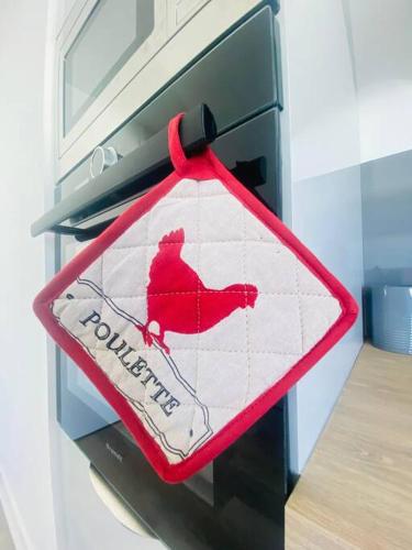 tablier suspendu à la porte d'un four dans l'établissement Appartement spacieux et élégant, à Laon