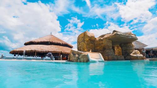 einen Pool in einem Resort mit einer Wasserrutsche in der Unterkunft On Vacation Wayira Beach in Ríohacha