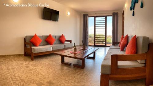 sala de estar con sofá y mesa en On Vacation Wayira Beach, en Ríohacha