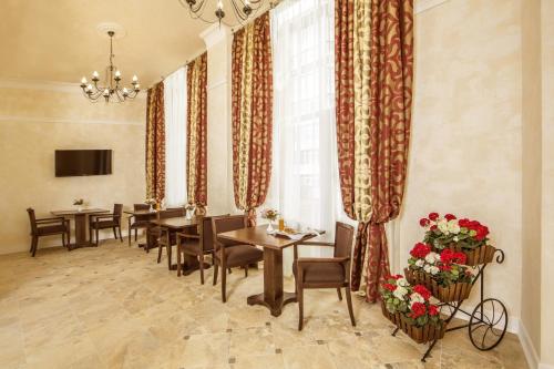 ロストフ・ナ・ドヌにあるDon Kihot Hotel Rostov-on-Donのダイニングルーム(テーブル、椅子付)、窓