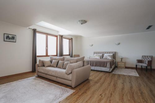 uma sala de estar com um sofá e uma cama em Villa Semiramis em Tivat