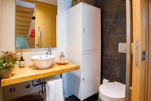 een badkamer met een wastafel en een toilet bij Home Six Troia in Carvalhal