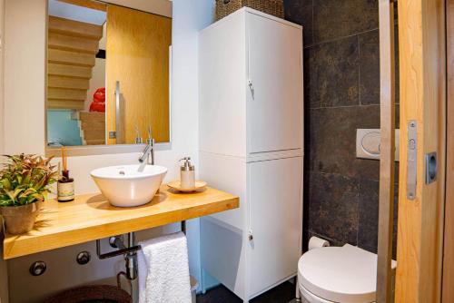 un bagno con lavandino e WC di Home Six Troia a Carvalhal