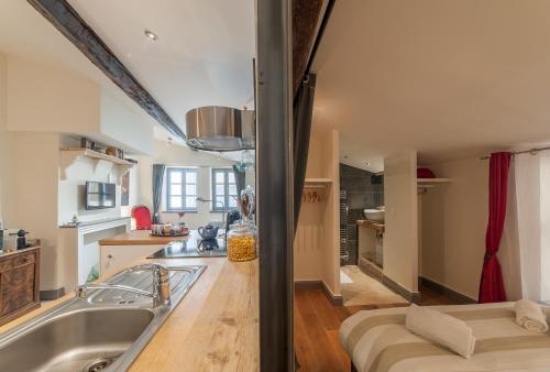 une cuisine avec un évier et un plan de travail dans l'établissement La Maison Debourg, à Lyon