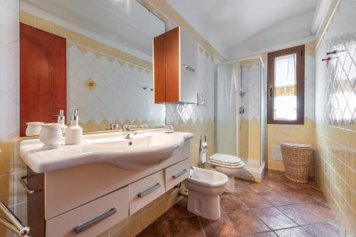 A bathroom at Trivano Panoramico Villasimius