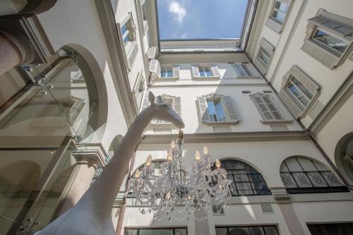 une statue d'une girafe suspendue à un lustre dans l'établissement Hotel Indigo Milan - Corso Monforte by IHG, à Milan