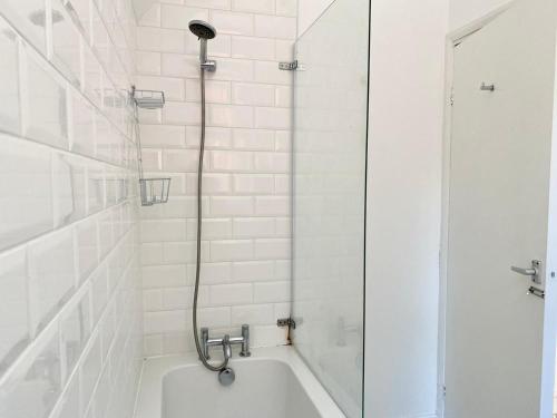 La salle de bains est pourvue d'une douche et d'une baignoire. dans l'établissement 50 Biddlestone Road Heaton, à Newcastle upon Tyne