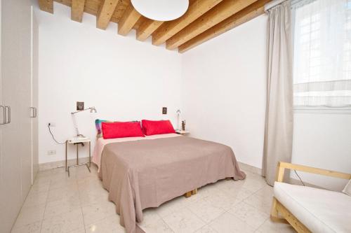 Un dormitorio con una cama con almohadas rojas. en Guglie Luxury Apartment, en Venecia