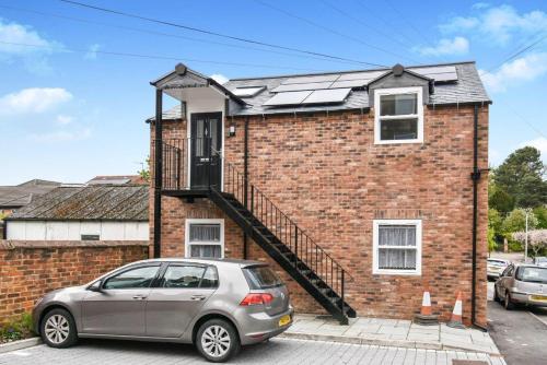 uma casa de tijolos com painéis solares no telhado em The Croft - Allocated Free Parking em York
