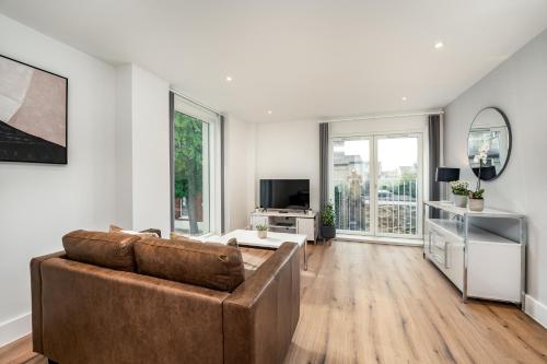 a living room with a couch and a television at Citystay Living - Dutch's Corner in Cambridge