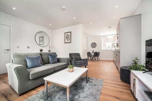 a living room with a couch and a table at Citystay Living - Dutch's Corner in Cambridge