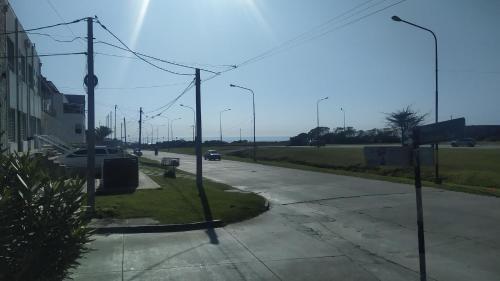 eine leere Straße mit einer Straße mit Autos drauf in der Unterkunft Mar del Plata Sur 2 in Mar del Plata