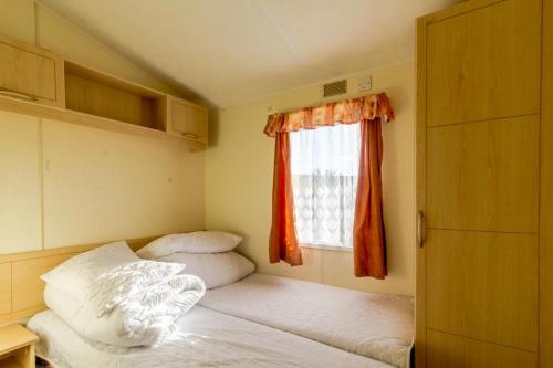 Postel nebo postele na pokoji v ubytování 8 Berth Caravan To Hire At Breydon Water Holiday Park In Norfolk Ref 10030b