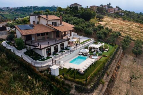 an aerial view of a house with a swimming pool at B&B & SPA Novantadieci Club in Atri