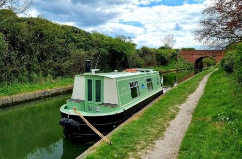 的住宿－Mini Escape - 2 Berth Narrowboat on the Grand Union, Hertfordshire，停泊在运河边的船屋