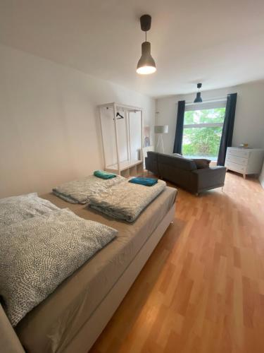 ein Wohnzimmer mit 2 Betten und einem Sofa in der Unterkunft Osthafen II in Berlin