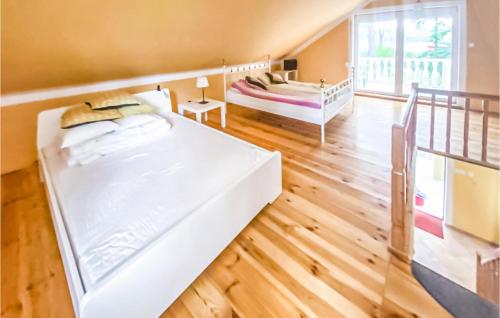 1 Schlafzimmer mit 2 Etagenbetten und einer Treppe in der Unterkunft Lovely Home In Kamionki Male With Kitchen in Kamionki Małe