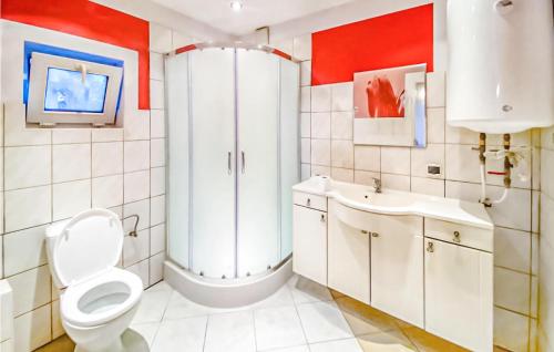 een badkamer met een toilet en een wastafel bij Lovely Home In Kamionki Male With Kitchen in Kamionki Małe