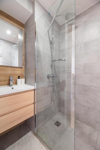 une salle de bain avec une douche en verre et un lavabo dans l'établissement COSY STUDIO RENOVÉ 150m de MONACO, à Beausoleil