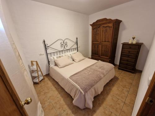 1 dormitorio con cama y tocador de madera en Apartamento Marbella, en Marbella