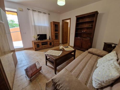 - un salon avec un canapé et une table dans l'établissement Apartamento Marbella, à Marbella