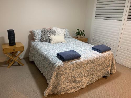 sypialnia z łóżkiem z 2 poduszkami w obiekcie Huntlee Getaway w mieście Branxton