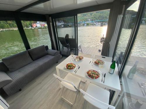 stół z dwoma talerzami jedzenia na łodzi w obiekcie Moselcube w mieście Traben-Trarbach