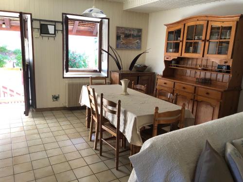 kuchnia ze stołem i krzesłami oraz stołem i oknem w obiekcie Appartement dans la vieille ville, en face du château w Annecy
