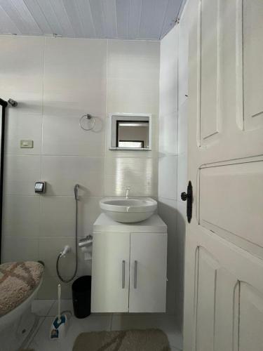 馬拉戈日的住宿－MARAGOGI FLAT BEIRA MAR，白色的浴室设有水槽和卫生间。